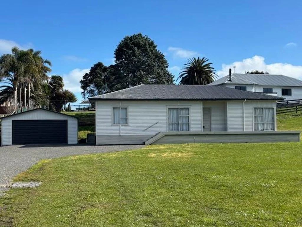 Sunny, Spacious Family Home with Double Garage