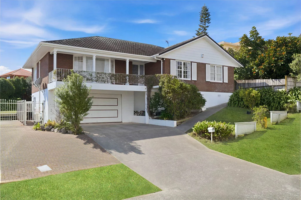 Highland Park 4 Slaapkamer Elevated Beauty with Views & Landscaped Gardens