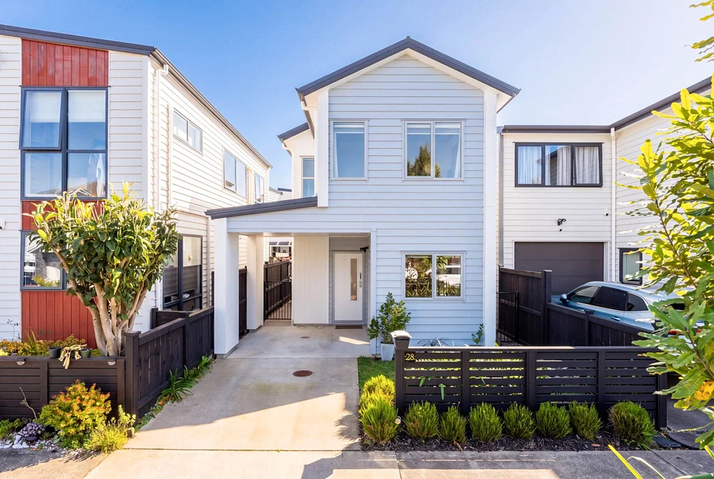 Hobsonville 2房 约八年新，独立门户：在Greenfinch，阳光不是奢侈品，是日常！ LAST CHANCE TO VIEW! DEADLINE NEXT WEEK!