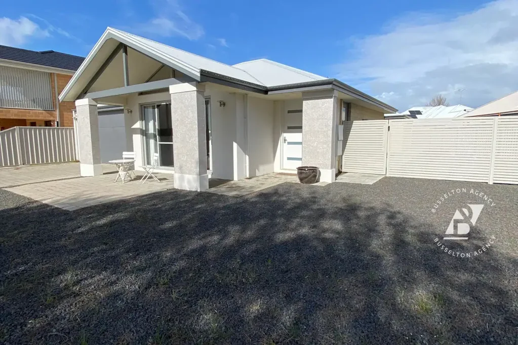 Seaside Living - Walk To The Beach In 30 Seconds!