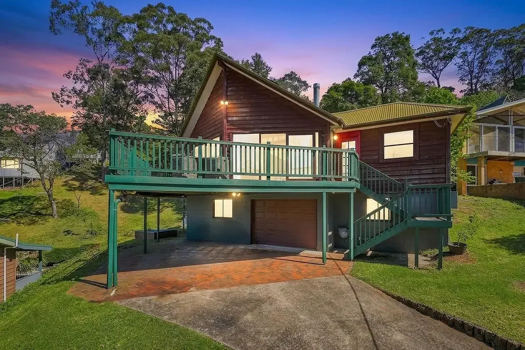 Bowen Mountain 3બેડરૂમ A MOUNTAIN LIFESTYLE TO LOVE – BEAUTIFUL VIEWS, WARM CHARACTER, COOL LAYOUT & PEACEFUL SURROUNDS... WITH ITS FUNKY APPEAL THIS IS A GREAT FIRST HOME.!