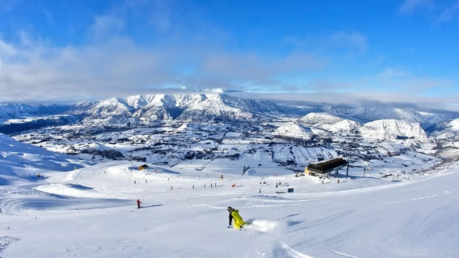 新西兰滑雪胜地天降巨冰，六人砸伤三人入院