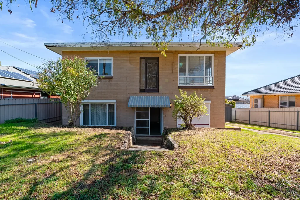Seacombe Heights 3房  A fresh start in a quiet enclave that holds the seaside close…