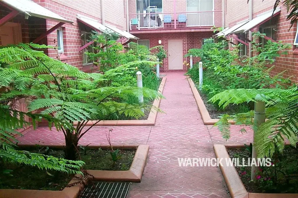 EXTRA LARGE TOWNHOUSE