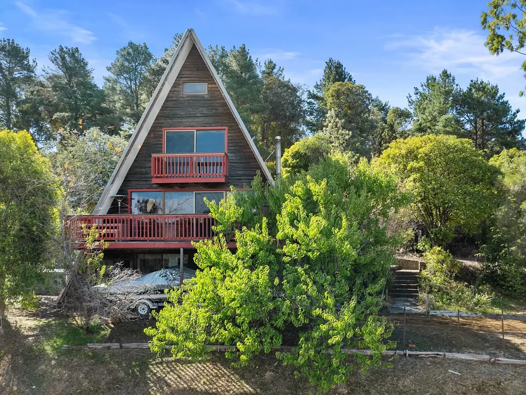 Goughs Bay 4 Bedroom Unique 4 storey home with mesmerising lake views!