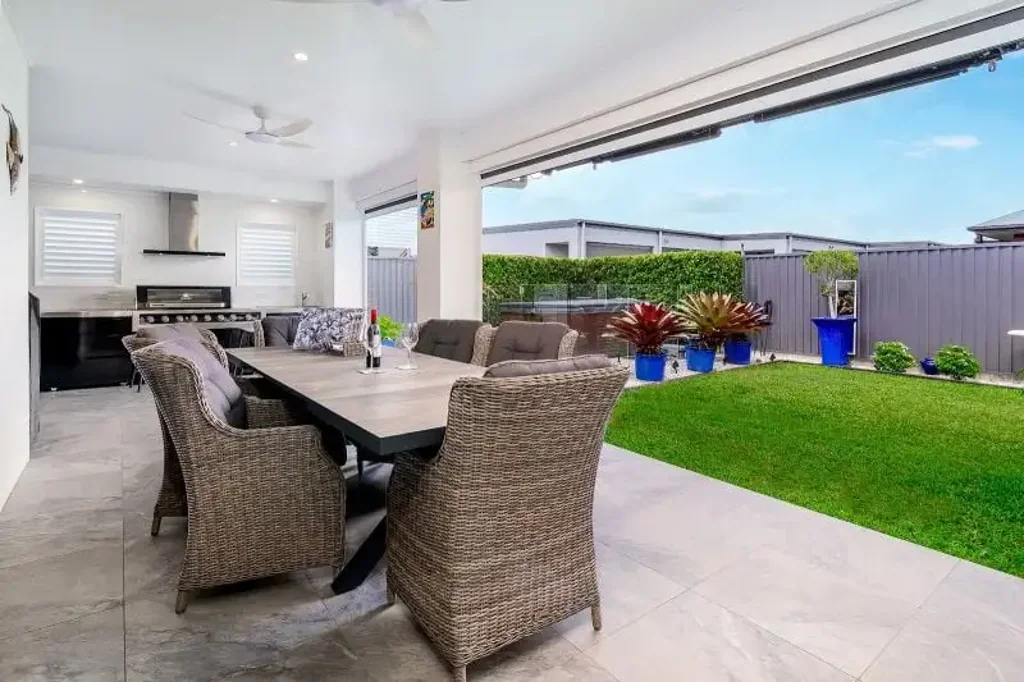 Banksia Beach 5房 Banksia Beach豪华居所 五卧两卫设计 步行至海滩 岛屿生活核心 户外娱乐空间 主厨厨房 侧通道泊船 Luxurious family home in exclusive Island locale
94 SEASIDE DRIVE BANKSIA BEACH