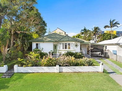 Kingscliff 2 Slaapkamer Rare single-level Art Deco home. Prime location, steps from Kingscliff Beach.
