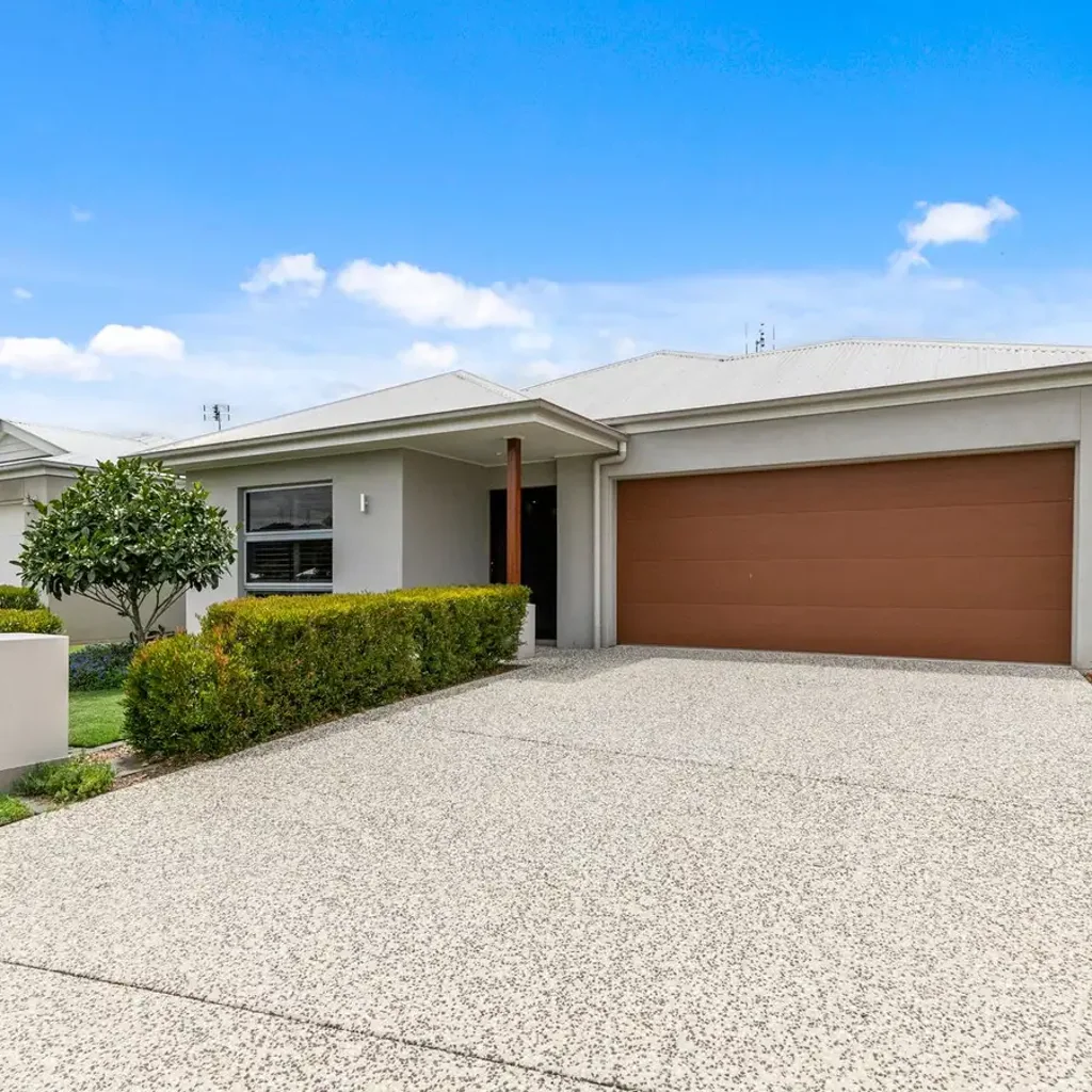 33 Forest Pines Boulevard, Forest Glen, QLD 4556