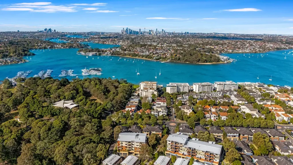 Cabarita 3房 Kendall Inlet滨水瑰宝 289sqm独立产权 室内外超大空间 阳光环绕庭院 奢华双砖内饰 高端厨电 主卧带水景 电梯双车位 安全社区 Oversized 3 Bedroom Waterfront Apartment with Huge Courtyard & Double Parking