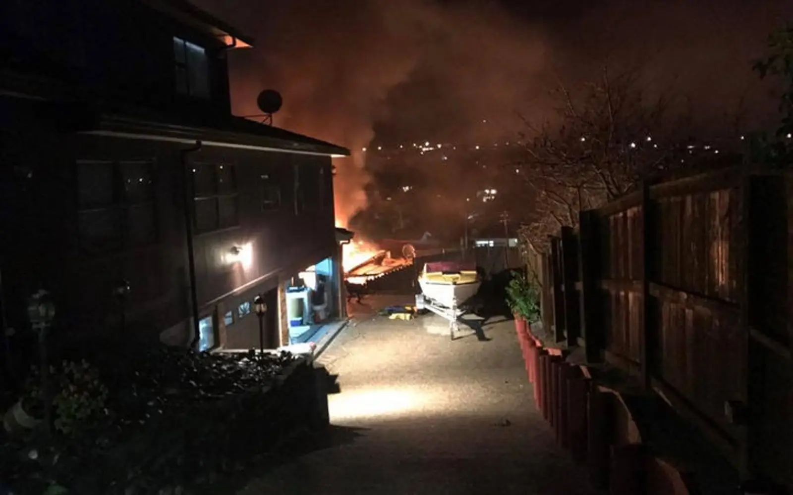 奥克兰中区民宅爆炸后续报道:市议会归咎违章建筑,房客一贫如洗,网友发起线上募捐