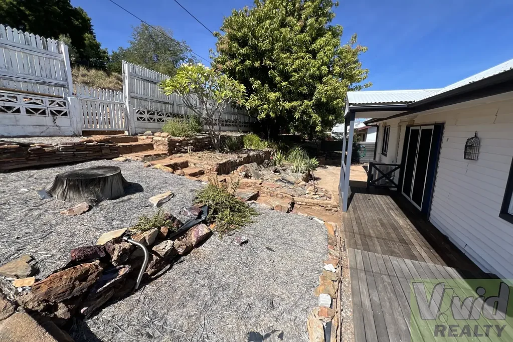 Mount Isa 4房  Behind the Blue Door