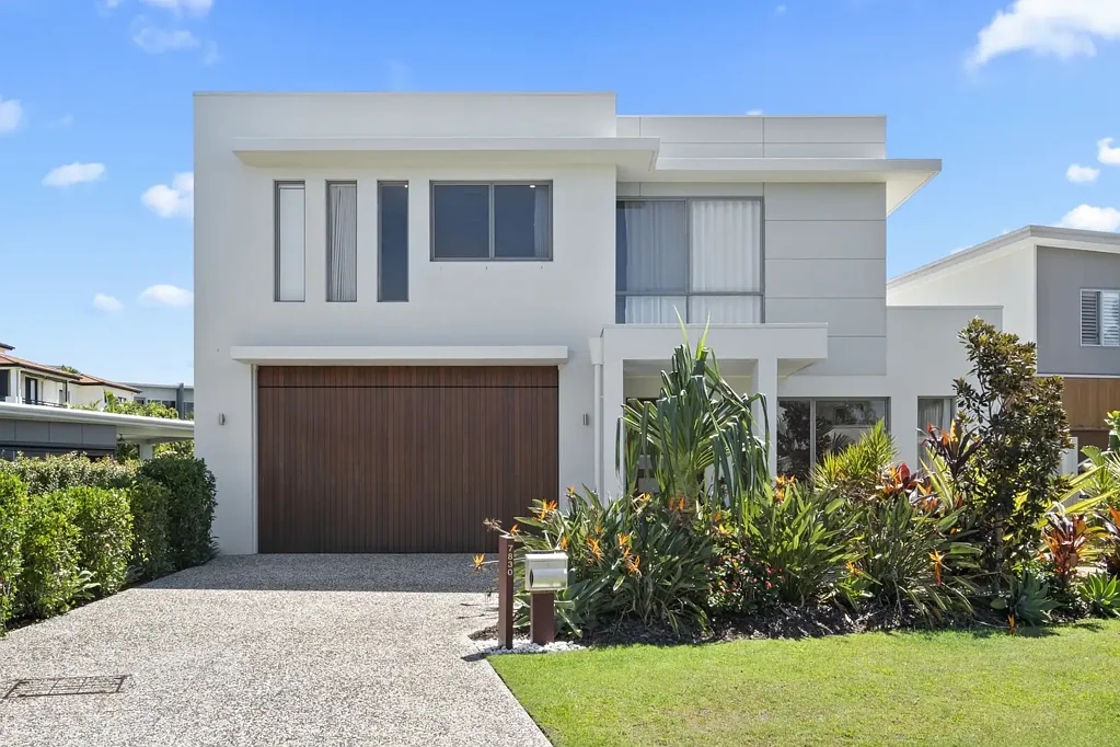 Hope Island 4 Bedroom The most sought after street within Hope Island Resort..