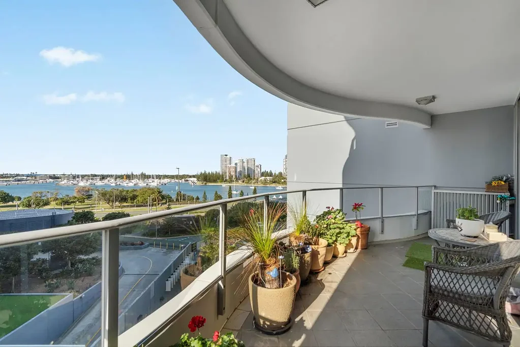 Southport 2 Bedroom Spacious Living with Beautiful Broadwater & Marina Outlooks