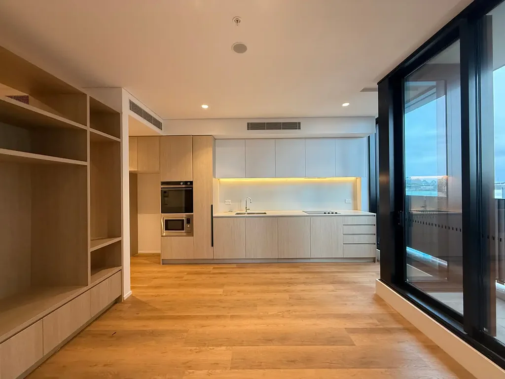 Luxury Modern APT in a new complex please note no parking
