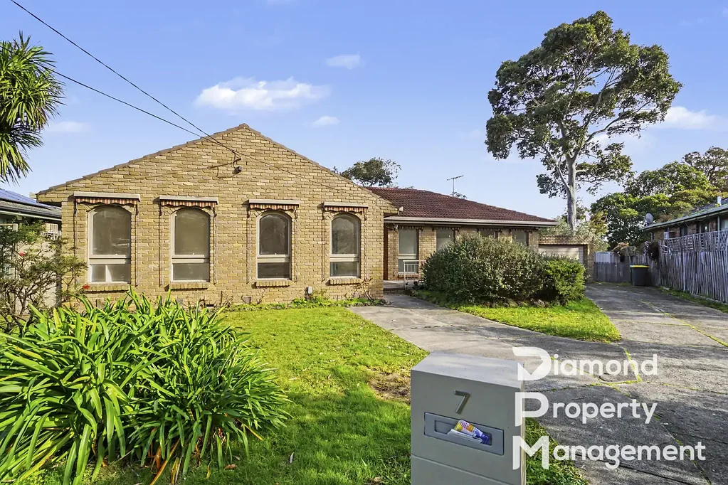 Comfortable Family Living in a Peaceful Court Setting