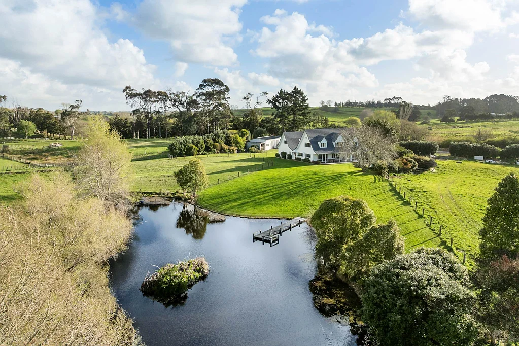 Karaka 4Zimmer SUBSTANTIAL LIVING IN A PEACEFUL IDYLLIC SETTING