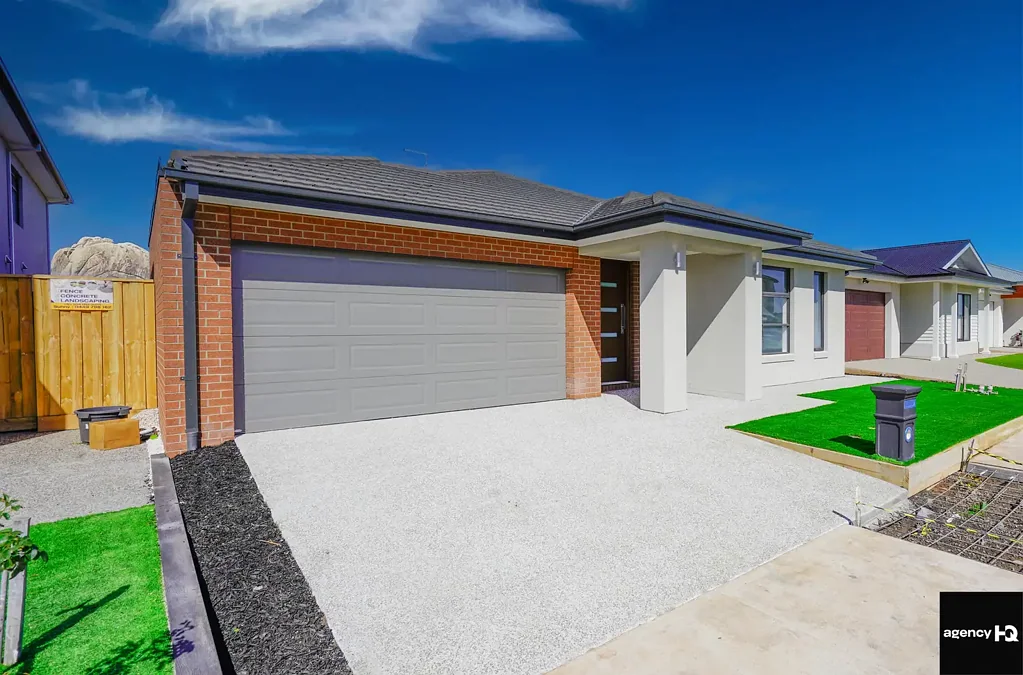 Brand New Luxurious Family Living in Tarneit