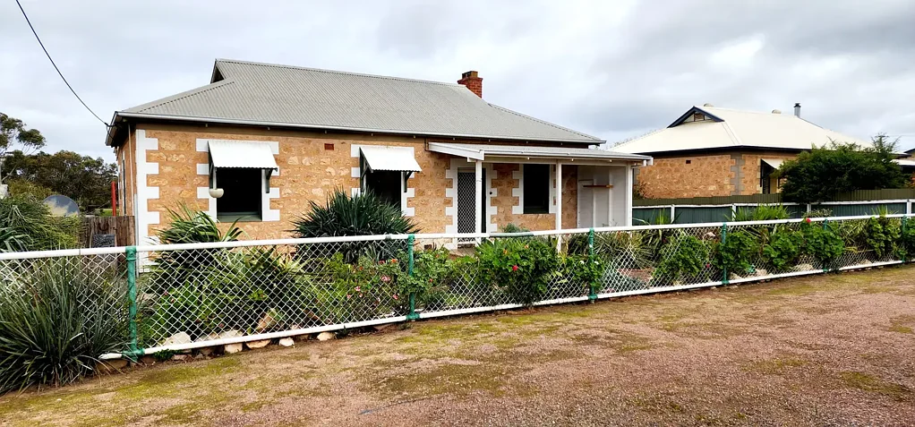 Country Cottage awaits to be called home.