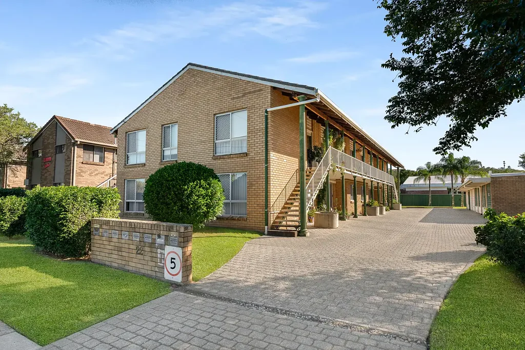 REFURBISHED TWO BEDROOM UNIT IN CONVENIENT LOCATION
