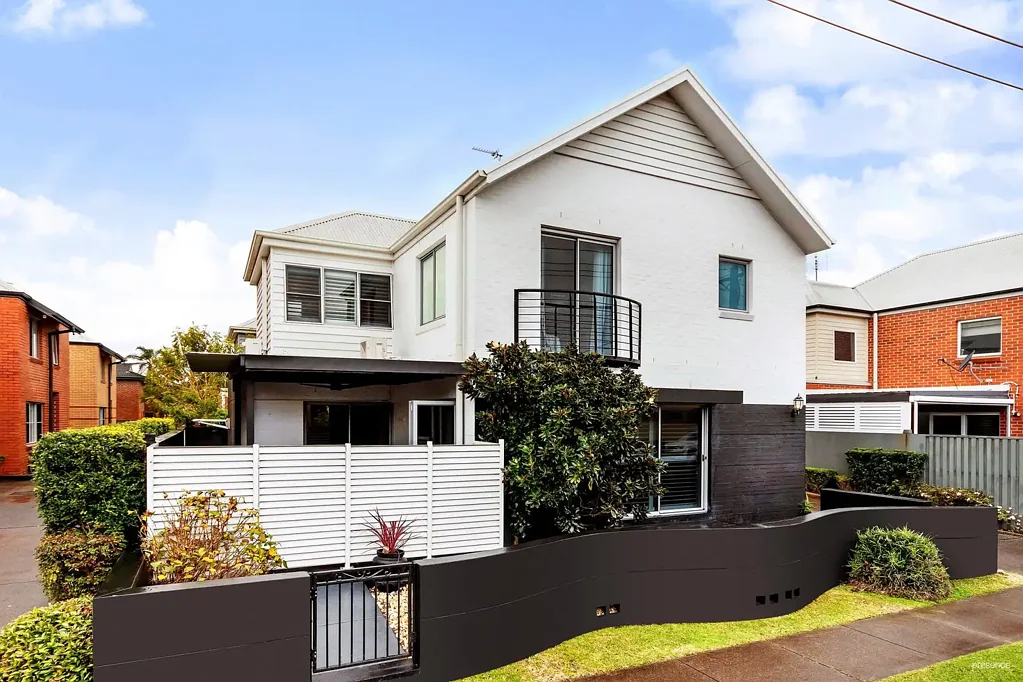 Merewether 3Moenga Contemporary townhouse between the beach and The Junction