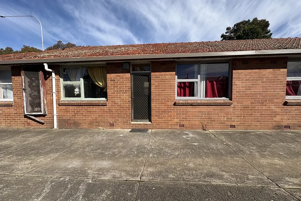Good Size 2 bedroom flat located of quiet block