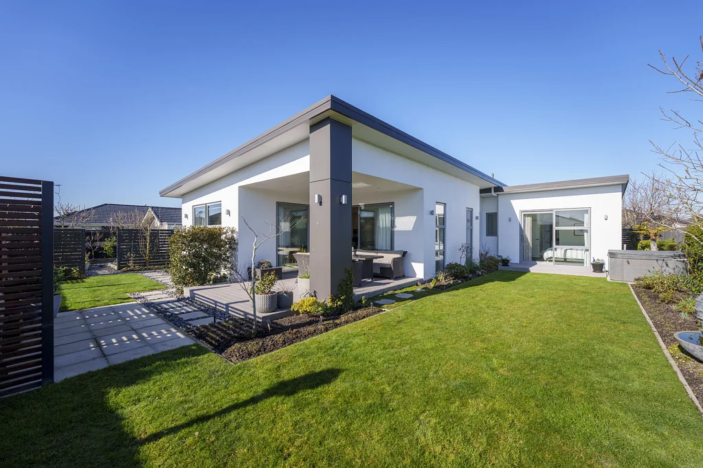 Lincoln 4 Bedroom Stunning Family Home in Lincoln with Outdoor Bliss