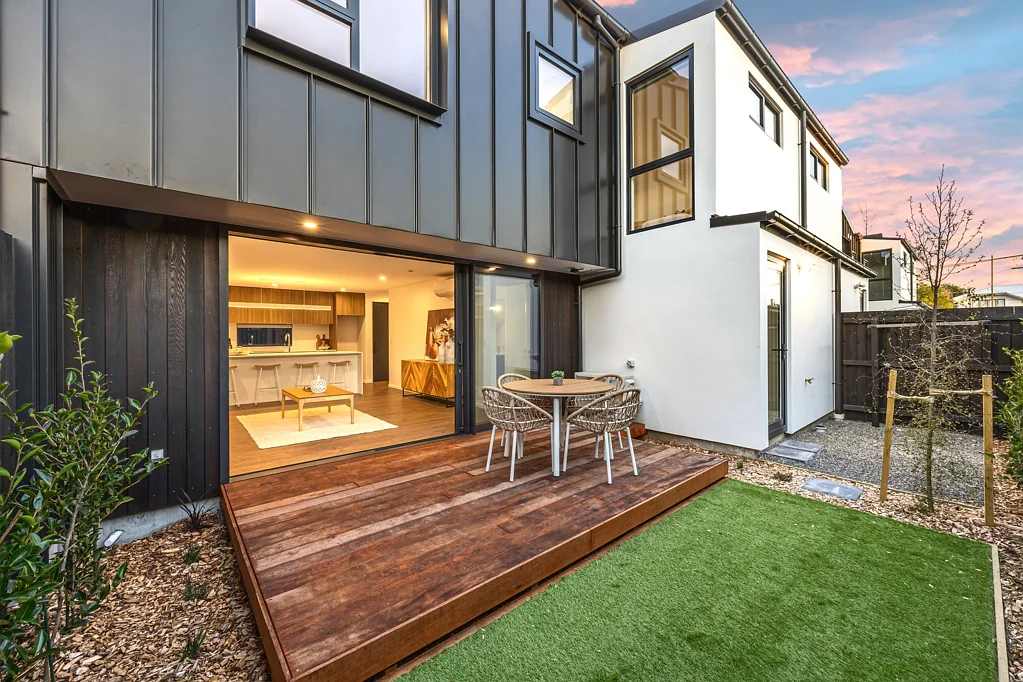 Saint Albans 3कमरा Architectural Edge, Garaging Included