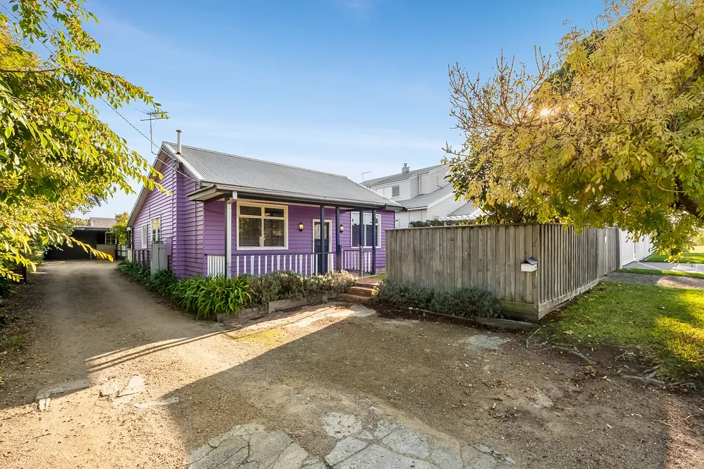 Mornington 6房 两处独立住宅 成熟果树花园 砖木结构坚固 拱形天花板采光好 6卧3卫多空间 步行达咖啡馆海滩 分割潜力巨大 Two Exceptional Homes, One Unmatched Mornington Address
