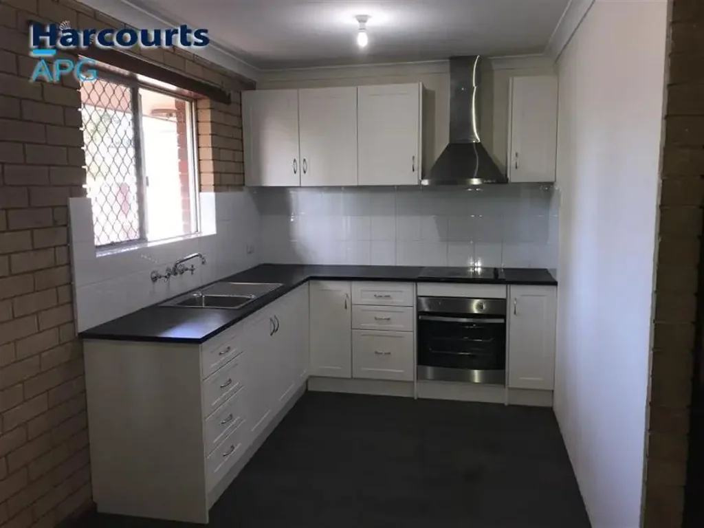Carey Park 5房  Duplex with Stables and Side Access