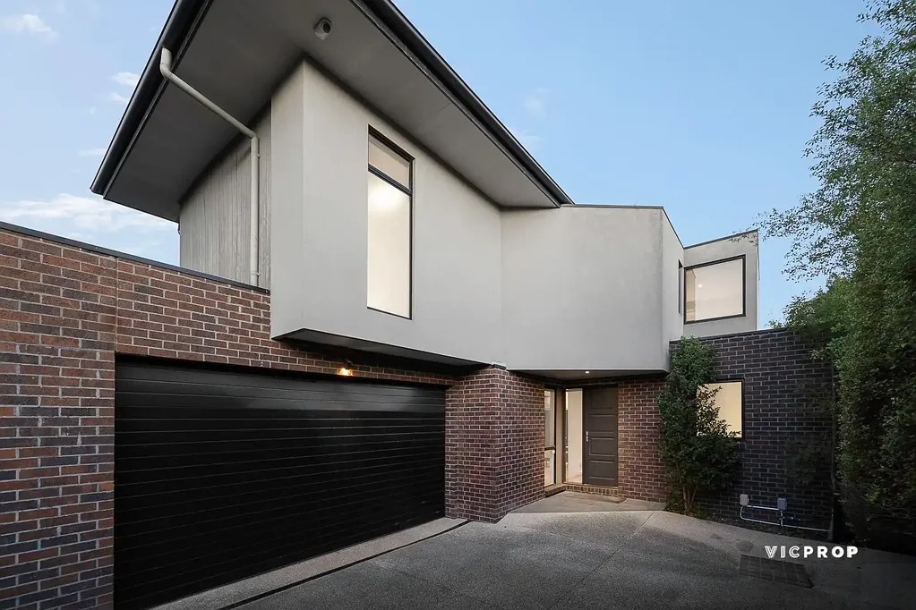Balwyn North 4房 精品联排别墅 四室两厅 采光充足 现代设计 宽敞空间 私人庭院 优质电器 石材台面 独立卫浴 分体冷暖 双车位车库 步行便利 Contemporary Family Living in a Peaceful, Leafy Balwyn North Pocket