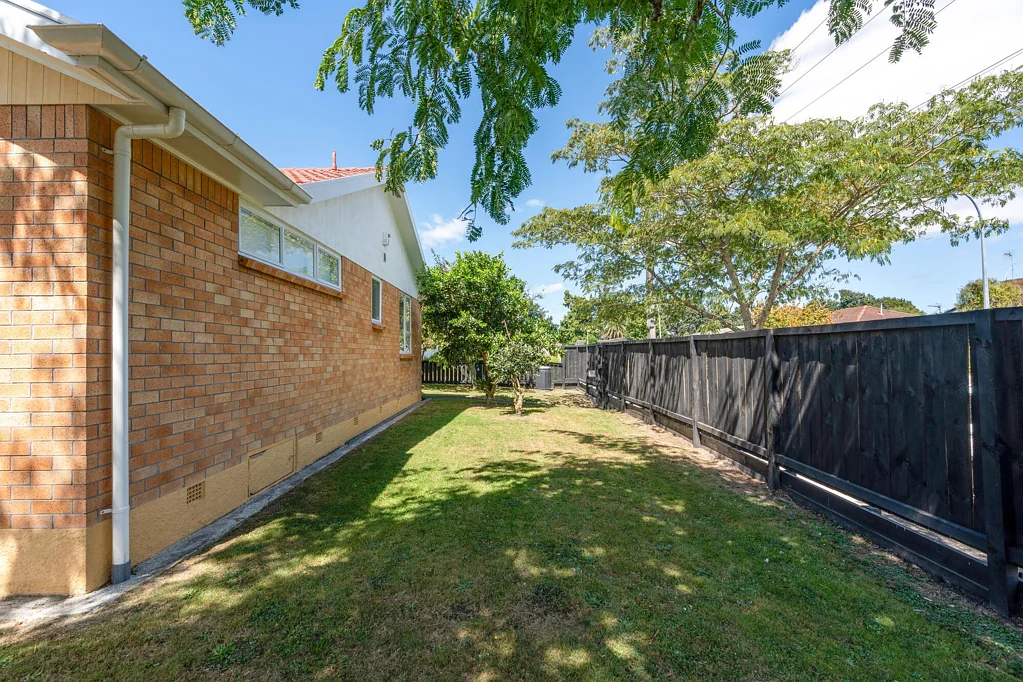 Chartwell 4 Bedroom Renovated Brick Home- Central Heating