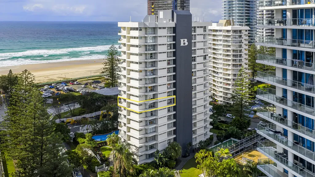 Surfers Paradise 2房  Fully Renovated North-East Residence with Ocean Views in the Prestigious Baronnet
