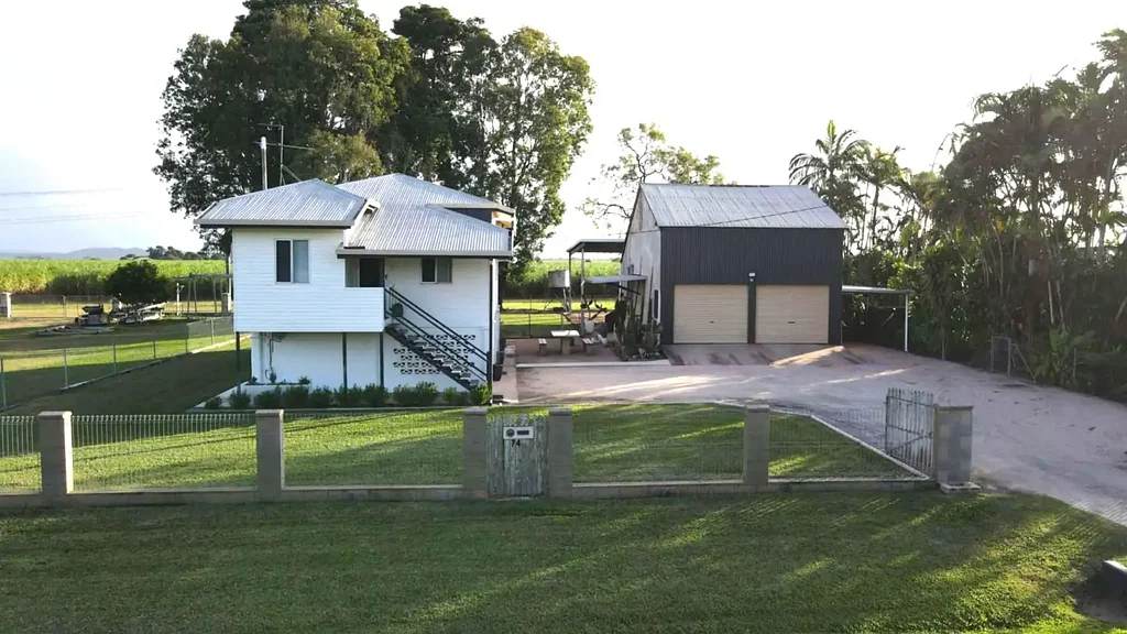 Home Hill 4Kwarto BEAUTIFULLY RENOVATED TURN-KEY HOME...