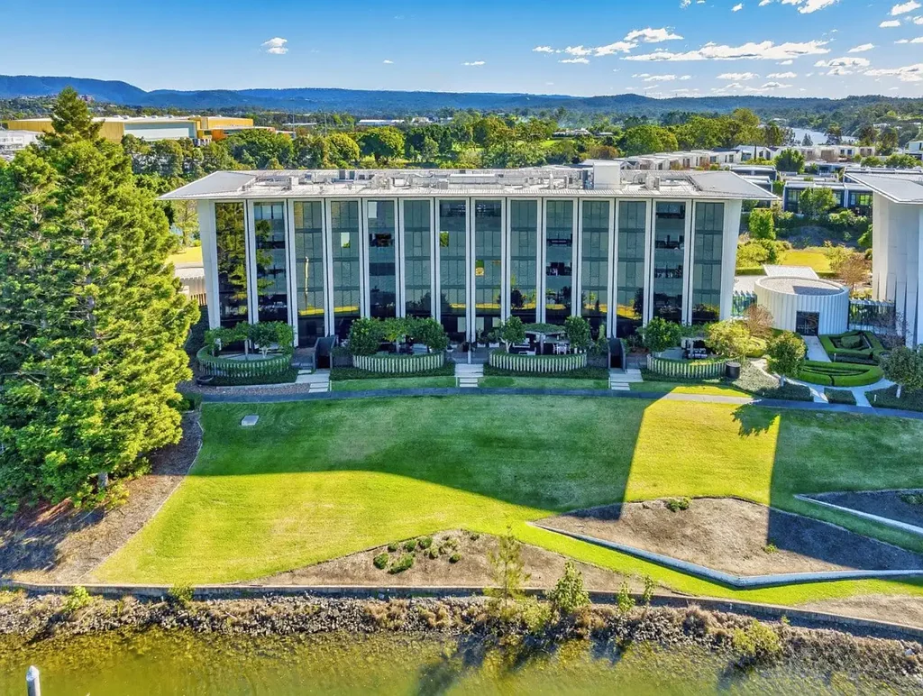 Benowa 3房  Waterfront Living in the Heart of Royal Pines