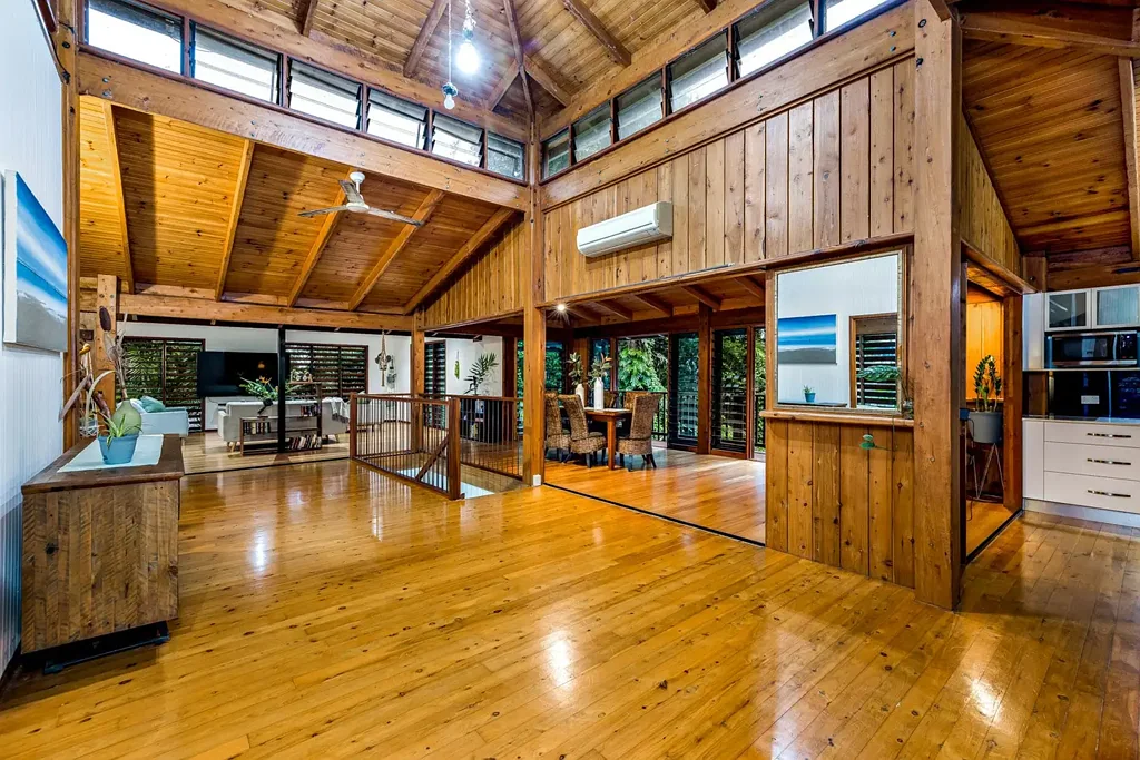 Caravonica 5Moenga Tropical Family Oasis – Expansive Timber Retreat with Pool and Entertainin