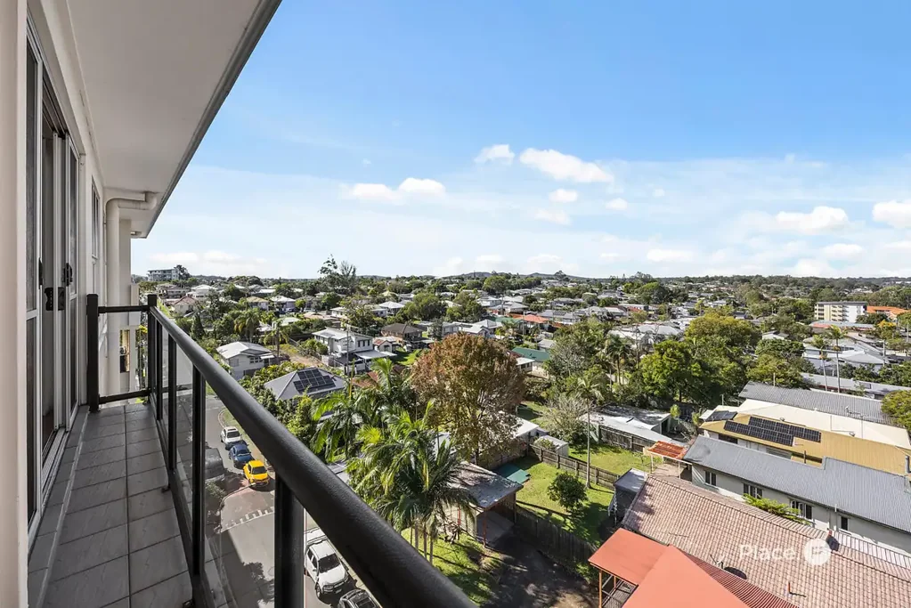 Upper Mount Gravatt 2房 高层转角视野 250米名校 12公里CBD 公园游乐场近 休闲生活便捷 Breezy Elevation, Expansive Living and Sweeping Suburban Views