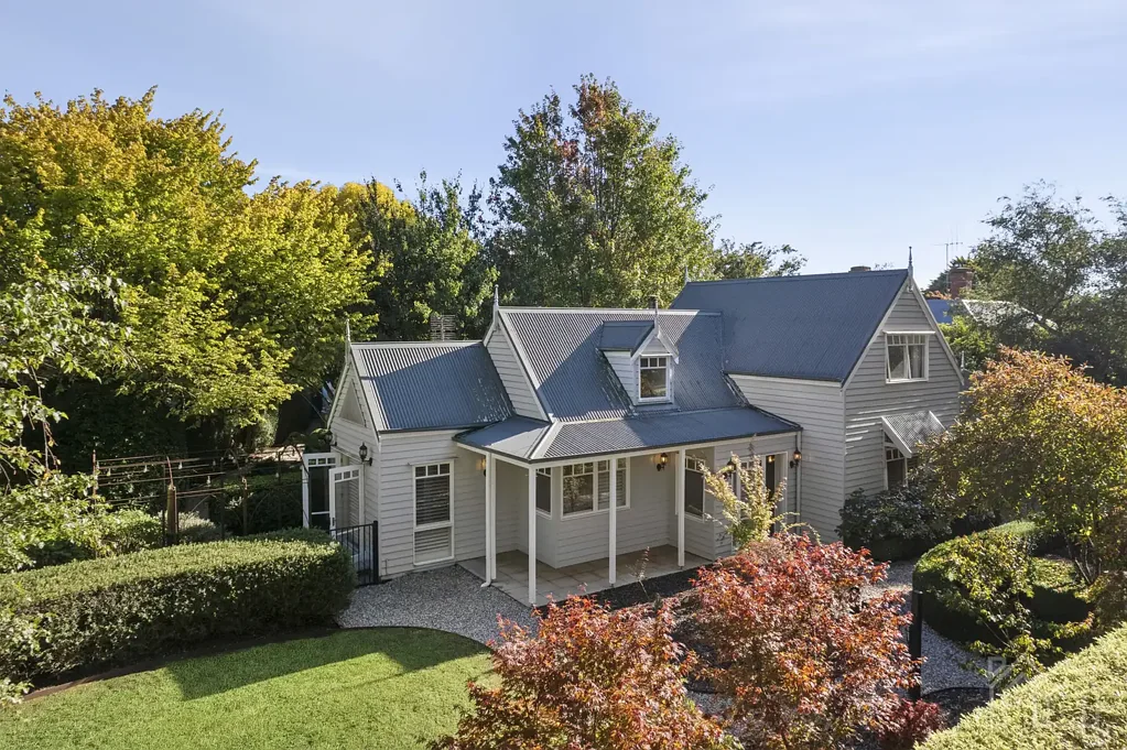 Trentham 3房  Storybook-Inspired Home with Cathedral Ceilings & Stunning Gardens