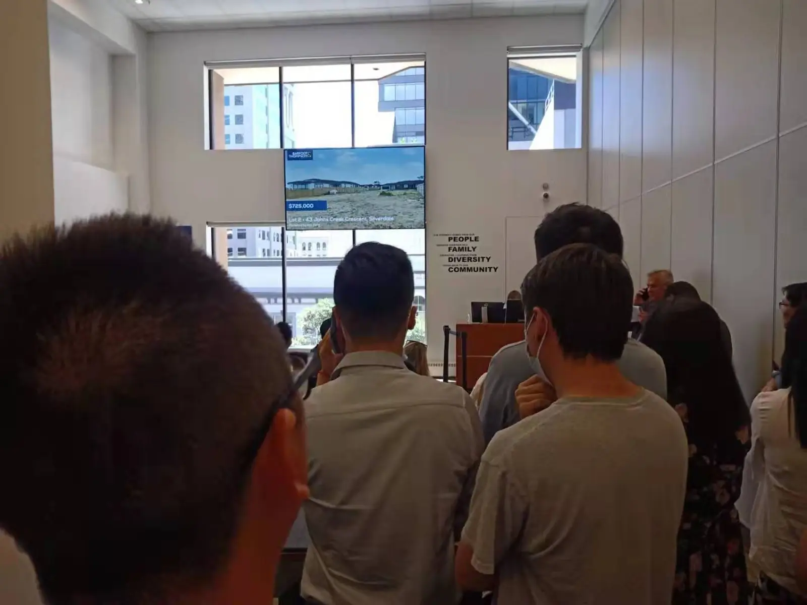 $378.5万！$432万！$445万！拍卖场上演抢房大战！清盘率100%！