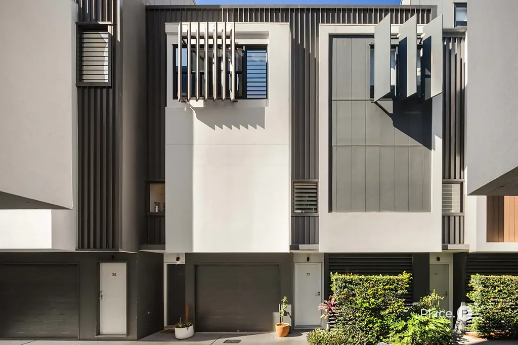 West End 2ਬੈੱਡਰੂਮ Contemporary Two-Bedroom Townhome in the Heart of West End