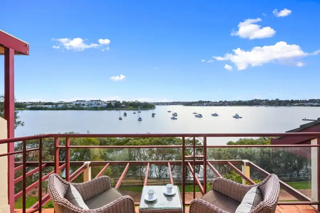 Penthouse style waterfront Apartment !!!