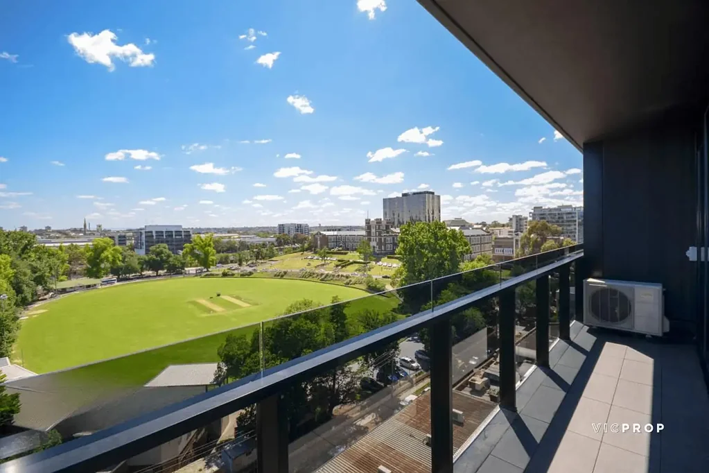 South Yarra 1房 时尚一居室  开敞式起居  现代厨房  宽敞卧室  核心地带  近咖啡馆  餐厅购物  交通便利  绿意盎然  CBD近便 Sophisticated South Yarra Living