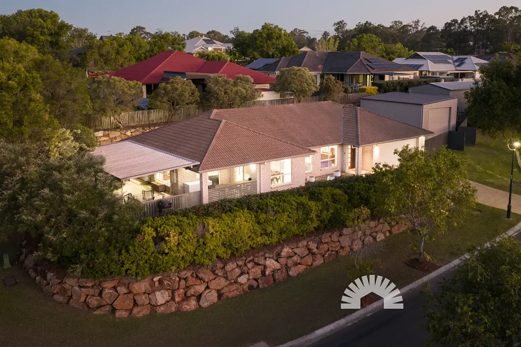 Narangba 4房 占地909平方米，带巨大带电棚屋的私密家庭生活 Private Family Living with a Huge Powered Shed on 909m²!!