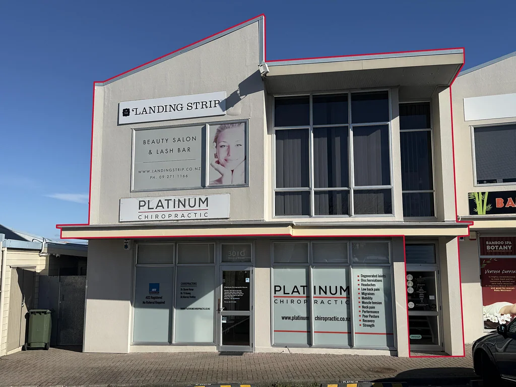 Botany Downs Smart, light-filled workspace with 4 car parks