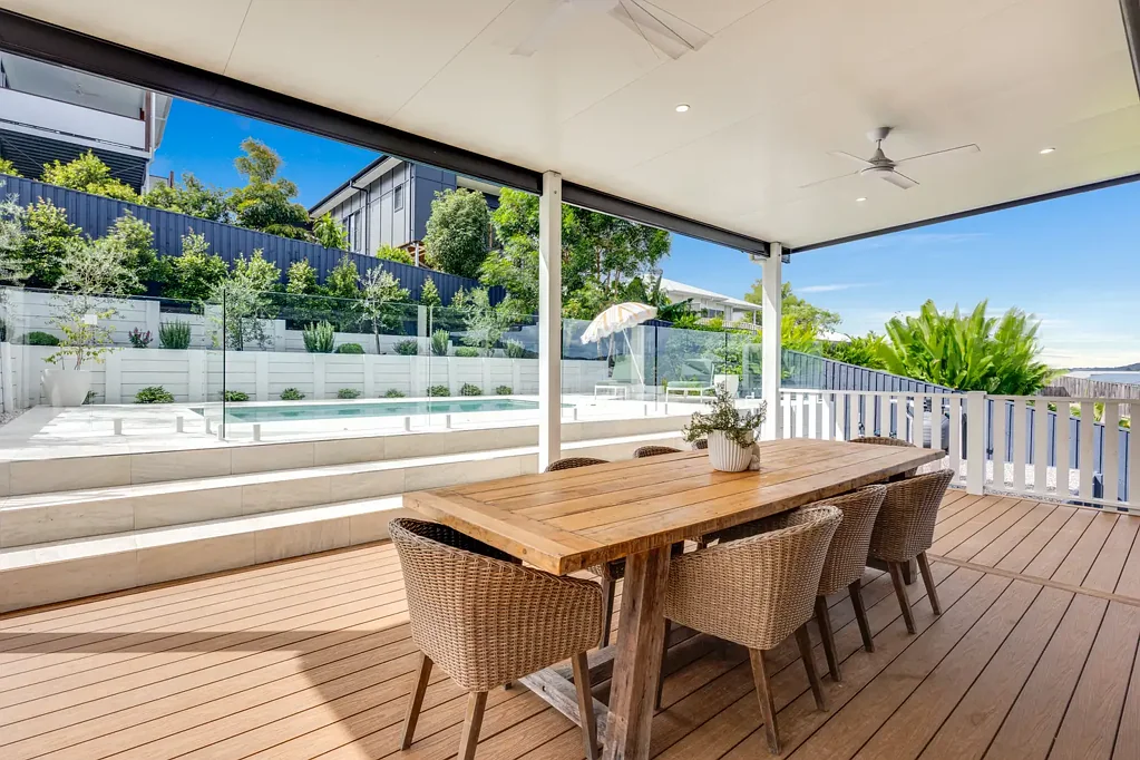 Yandina 4房  ELEVATED FAMILY LIVING WITH HINTERLAND VIEWS, POOLSIDE ENTERTAINING, 1000M2 BLOCK, 2 DRIVEWAYS & PLENTY OF PARKING!