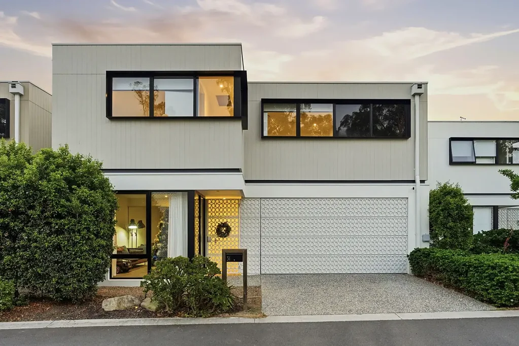 Chapel Hill 4chambre Modern Sophistication Meets Family-Friendly Warmth at 31/2 Brushbox Court, Chapel Hill