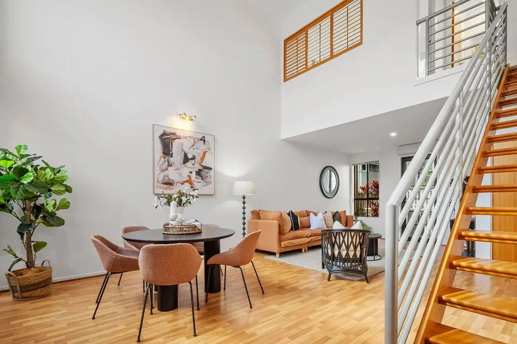 Varsity Lakes 3房  Huge Townhouse with Soaring ceilings and timber floors