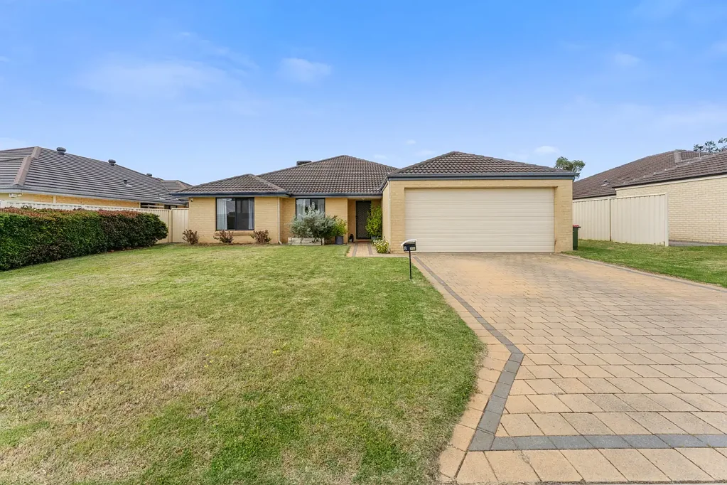 Wattle Grove 4Zimmer Spacious Family Living on 604 Square Metres