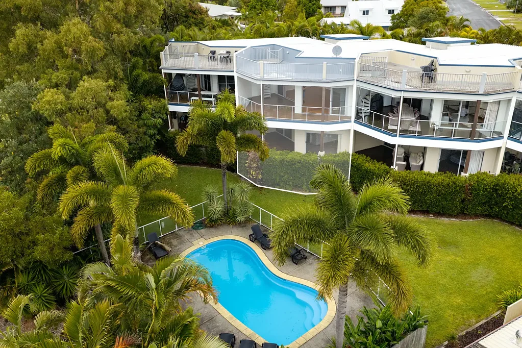 Rainbow Beach 4कमरा Coastal luxury with panoramic ocean views set across 3 levels