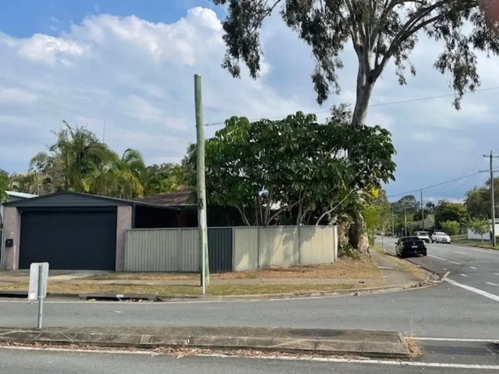 Southport 3chambre Corner Block with Inground Pool, Dual Street Frontage