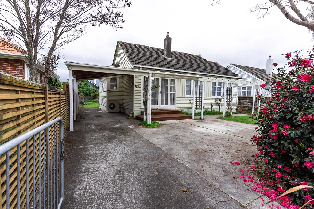 Very Tidy Three Bedroom with Sleepout